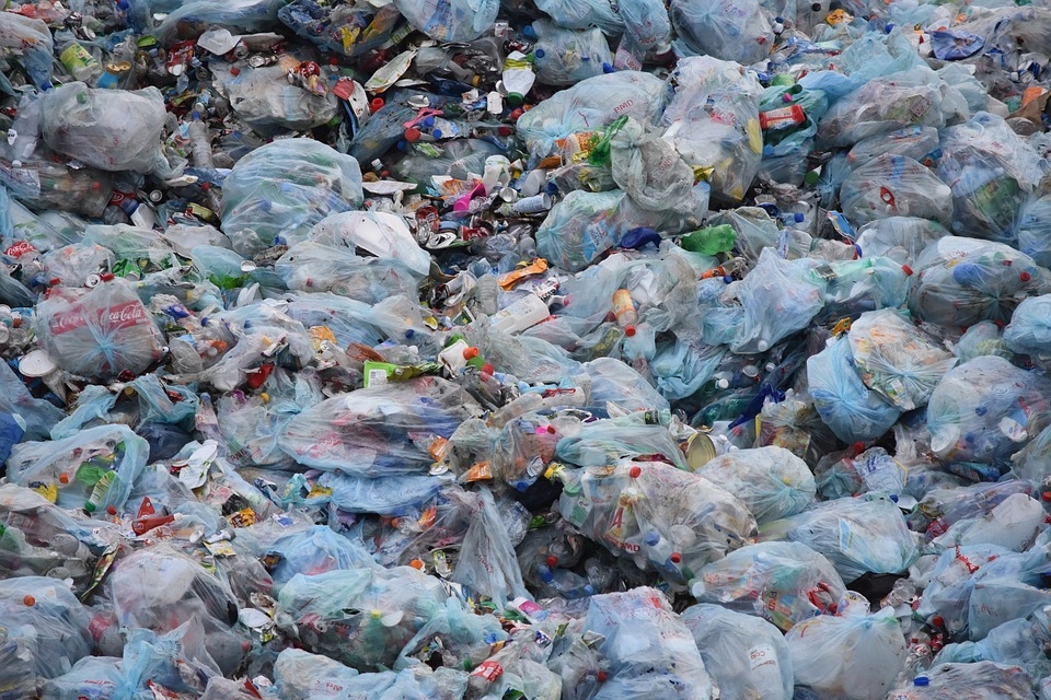 Se retrasa la prohibición de entregar bolsas de plástico gratuitamente